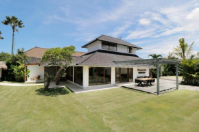amazing villa with pool and huge lawn